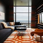 Tapis lumineux sur le sol du salon