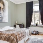 Le portrait sur le mur de la chambre dans un style moderne.