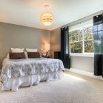 Rideaux translucides sur les fenêtres de la chambre