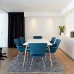 Conception de la cuisine-salle à manger dans le style du minimalisme
