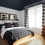 Rideaux à carreaux dans la chambre avec plafond noir