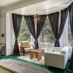 Aire de repos dans la baie vitrée d'une maison privée
