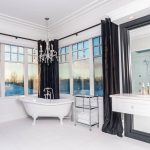 Design grande salle de bain avec fenêtres