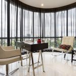 Rideaux transparents sur les fenêtres panoramiques