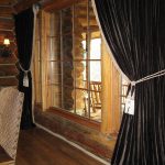 Rideaux noirs dans la maison en rondins