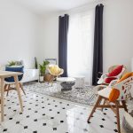 Meubles en bois dans le salon blanc