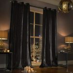 Rideaux sombres au sol dans le salon