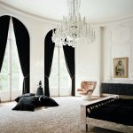 Lustre blanc au plafond du salon spacieux