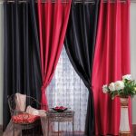 La combinaison de rideaux rouges et noirs à l'intérieur