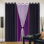 Rideau violet entre des piquets noirs
