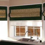 Lavandino della cucina nella vetrata di una casa privata