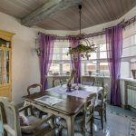 Cocina-comedor con techo de madera.