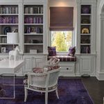 Estantes para libros en una sala de estar clásica