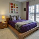 Cama de madera en el dormitorio de una casa de campo.