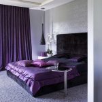 Colcha morada en el dormitorio.
