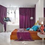 Cama marrón en el suelo laminado.