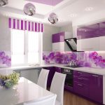 Cocina de alta tecnología con fachadas moradas.