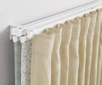 Rideau en coton et tulle sur corniche en aluminium