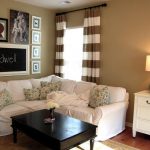Sudut sofa dengan penutup putih