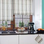 Kawasan kerja di hadapan tetingkap dapur