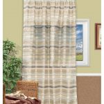 Satin langsir di buaian kayu