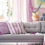 Bantal bergaris di sofa sudut