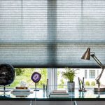 Stores plissés sur le bureau