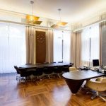 Parquet dans une chambre spacieuse