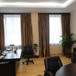 Des rideaux sombres sur les fenêtres des bureaux