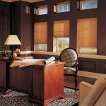 Whatman sur une table en bois dans le bureau