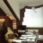 Des feuilles de papier blanches sur le bureau