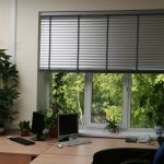 Stores en aluminium sur une fenêtre en plastique