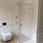 Glass shower box without a pallet