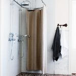 Mount the cornice on the ceiling in the shower