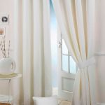 Rideaux blancs avec pince sur la porte