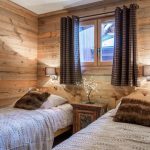 Décoration de chambre en bois dans une maison de campagne
