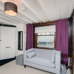 Un petit canapé dans le salon d'une maison privée
