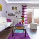 Rayures violettes sur les rideaux du hall