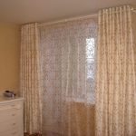 Rideaux sur les anneaux dans la chambre