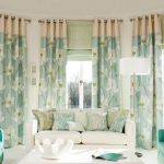 Salon design avec trois fenêtres