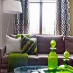 Carafes en verre sur la table basse