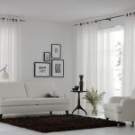 Rideaux blancs sur une corniche noire