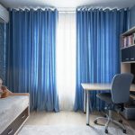 Rideaux bleus à l'intérieur de la chambre des enfants