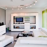 Mobilier blanc dans le salon de style moderne.