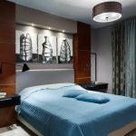 Couvre-lit bleu sur lit double