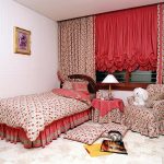 Rideaux rouges dans la chambre pour la fille