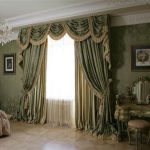 Rideaux avec un lambrequin dans une chambre de style classique