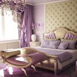 Chambre mauve avec lit en bois