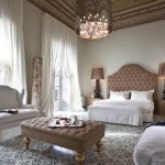 Deux canapés dans la chambre