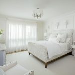Mobilier blanc dans une chambre moderne